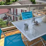 Vaste Avec Vue Sur Le Port De Plaisance